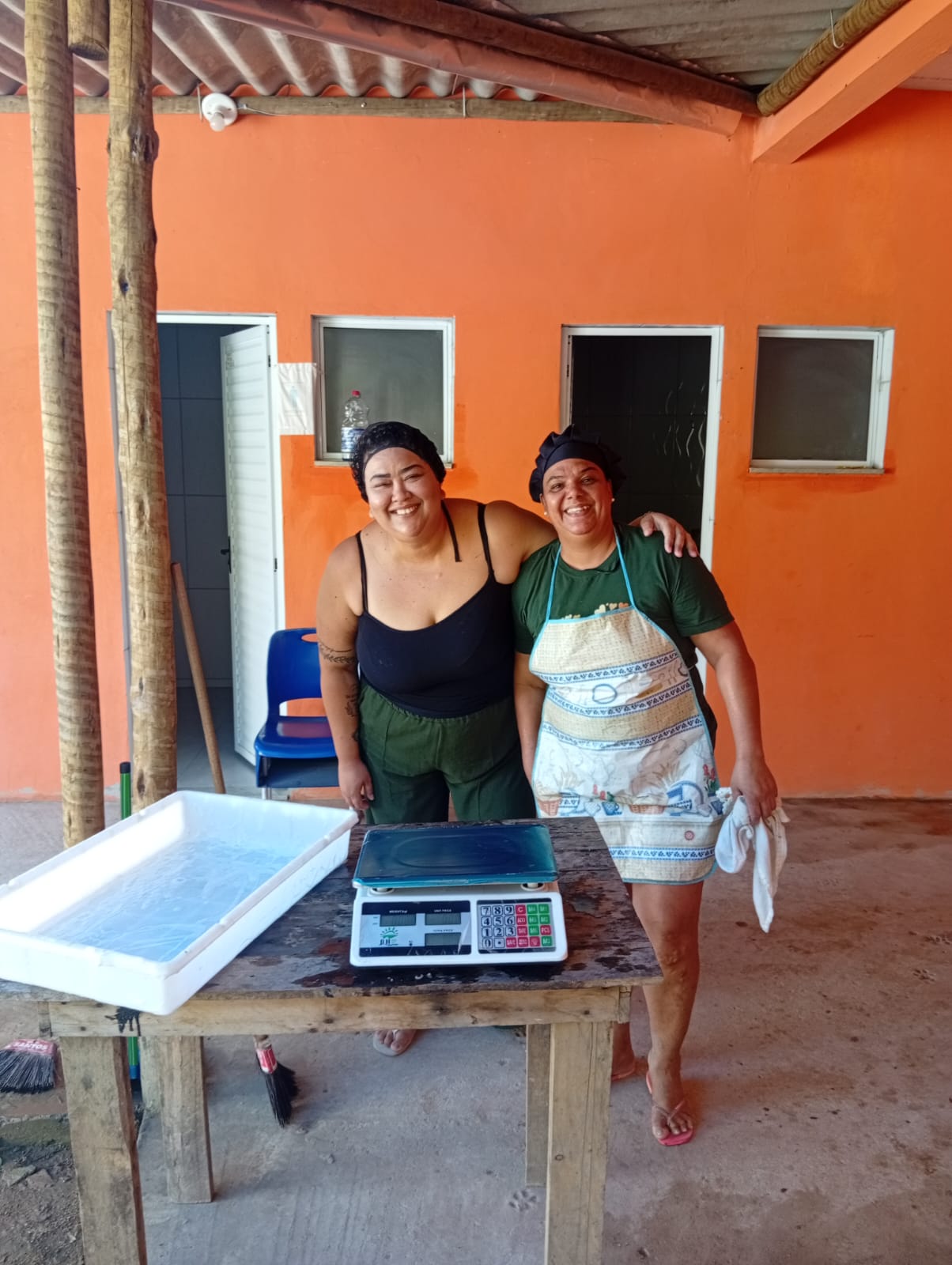 Mulheres pescadoras beneficiando peixes na cozinha comunitária