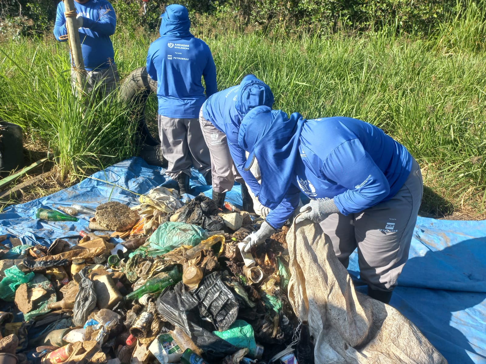 Equipe da ACAMM em ação de limpeza do manguezal