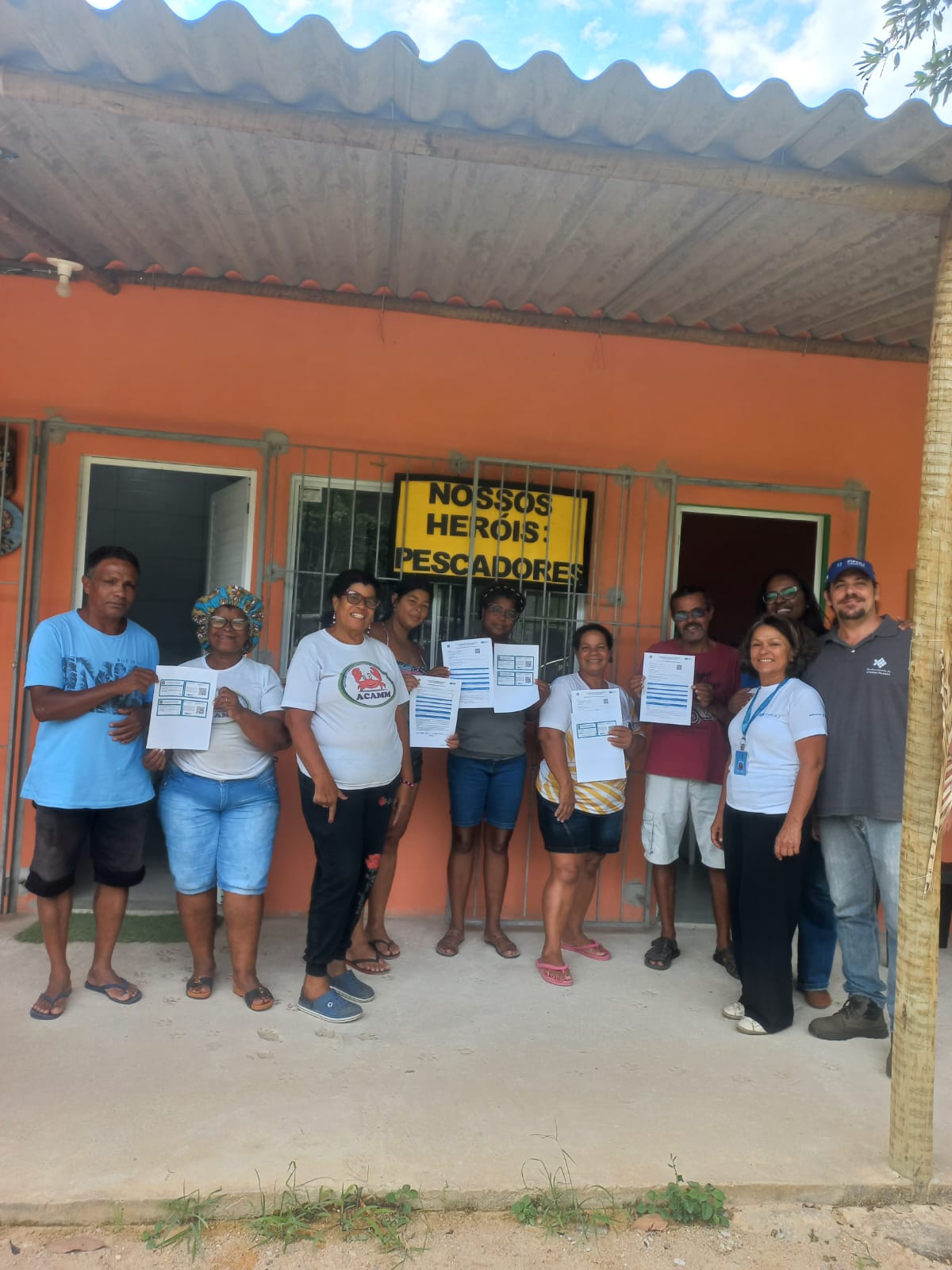 Pescadores recebendo a CAF emitida pela FIPERJ